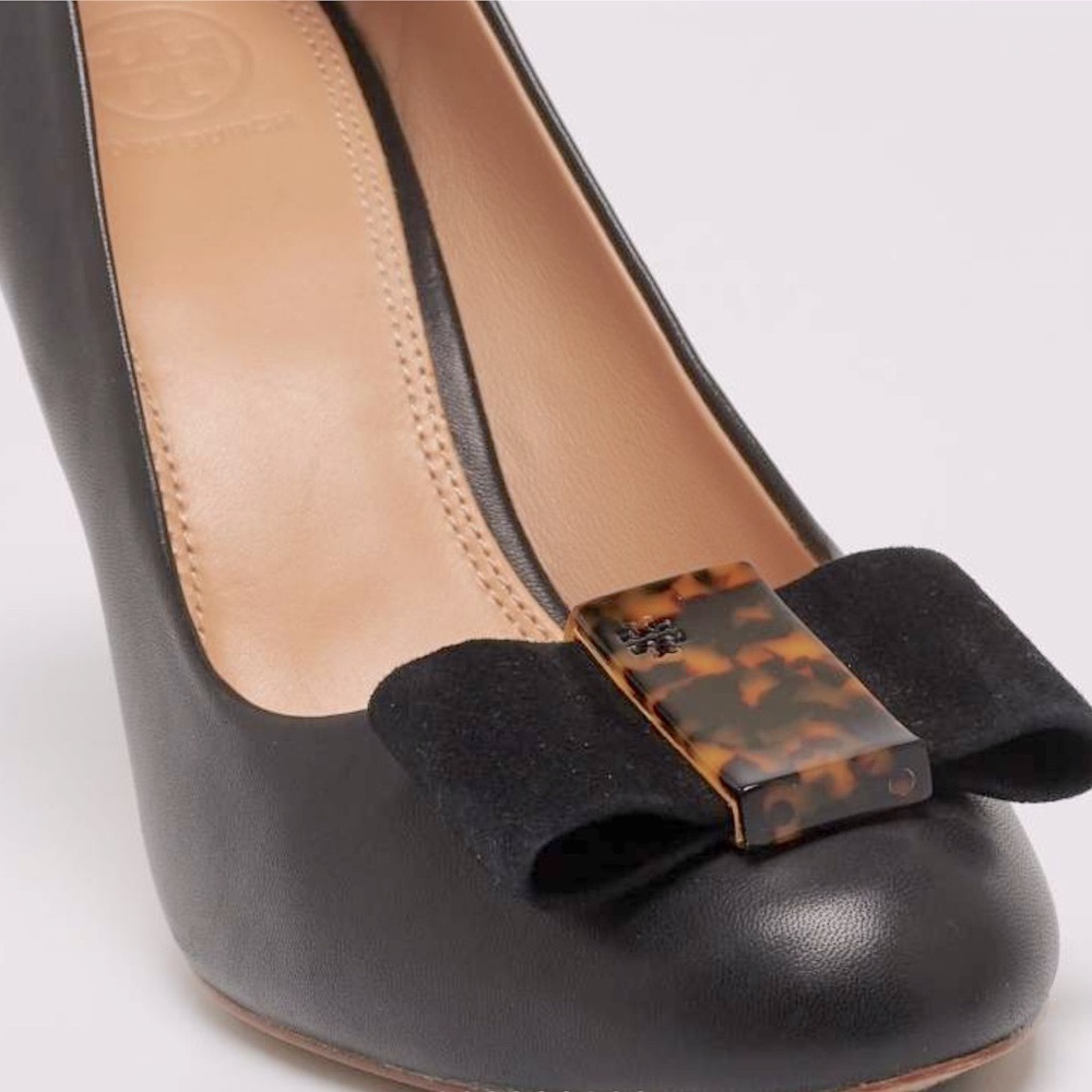 TORY BURCH black leather and suede tortoise bow chase pumps